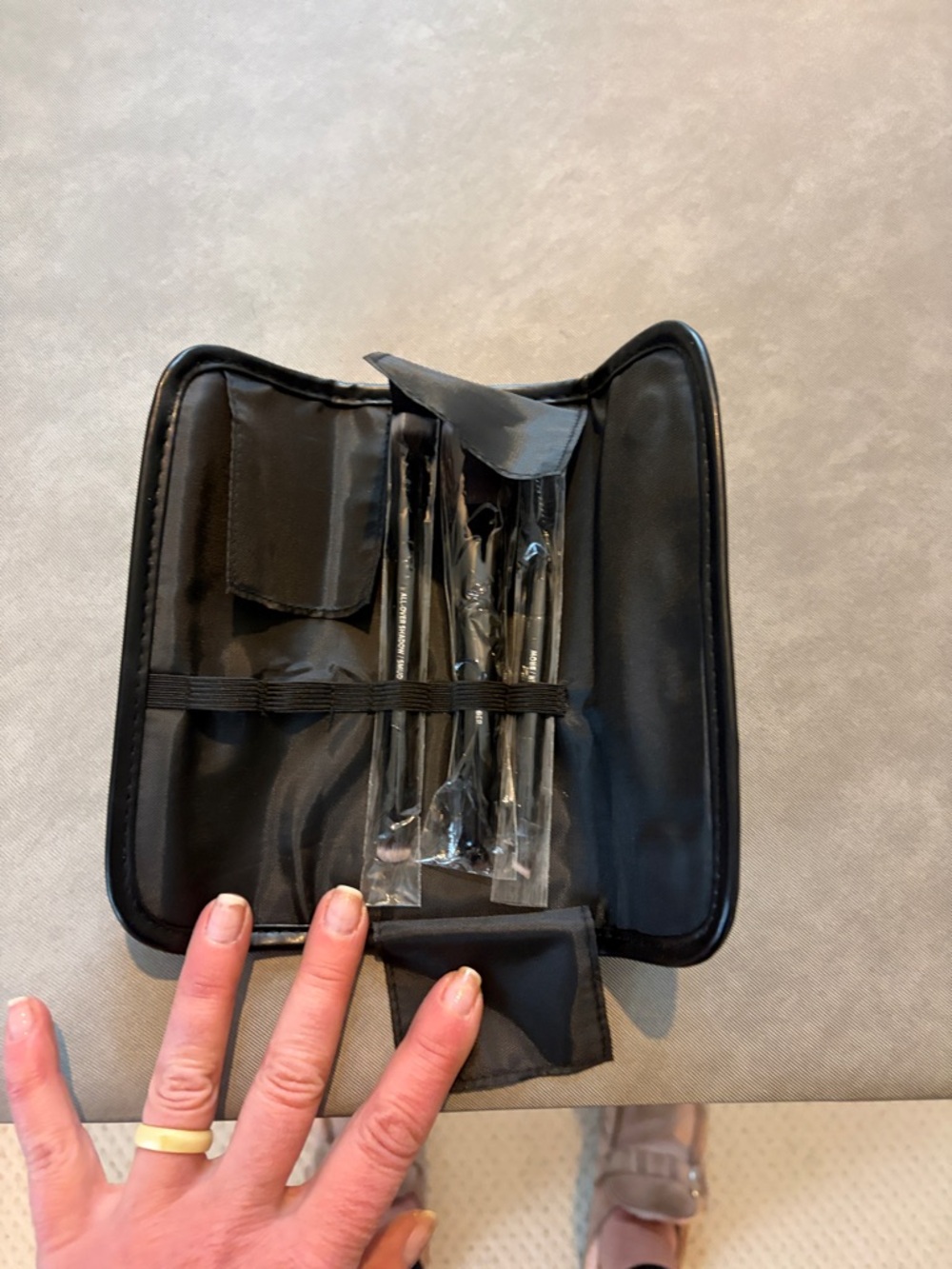 IT Cosmetics Black Travel Brush Set with Pouch - Picture 4 of 4